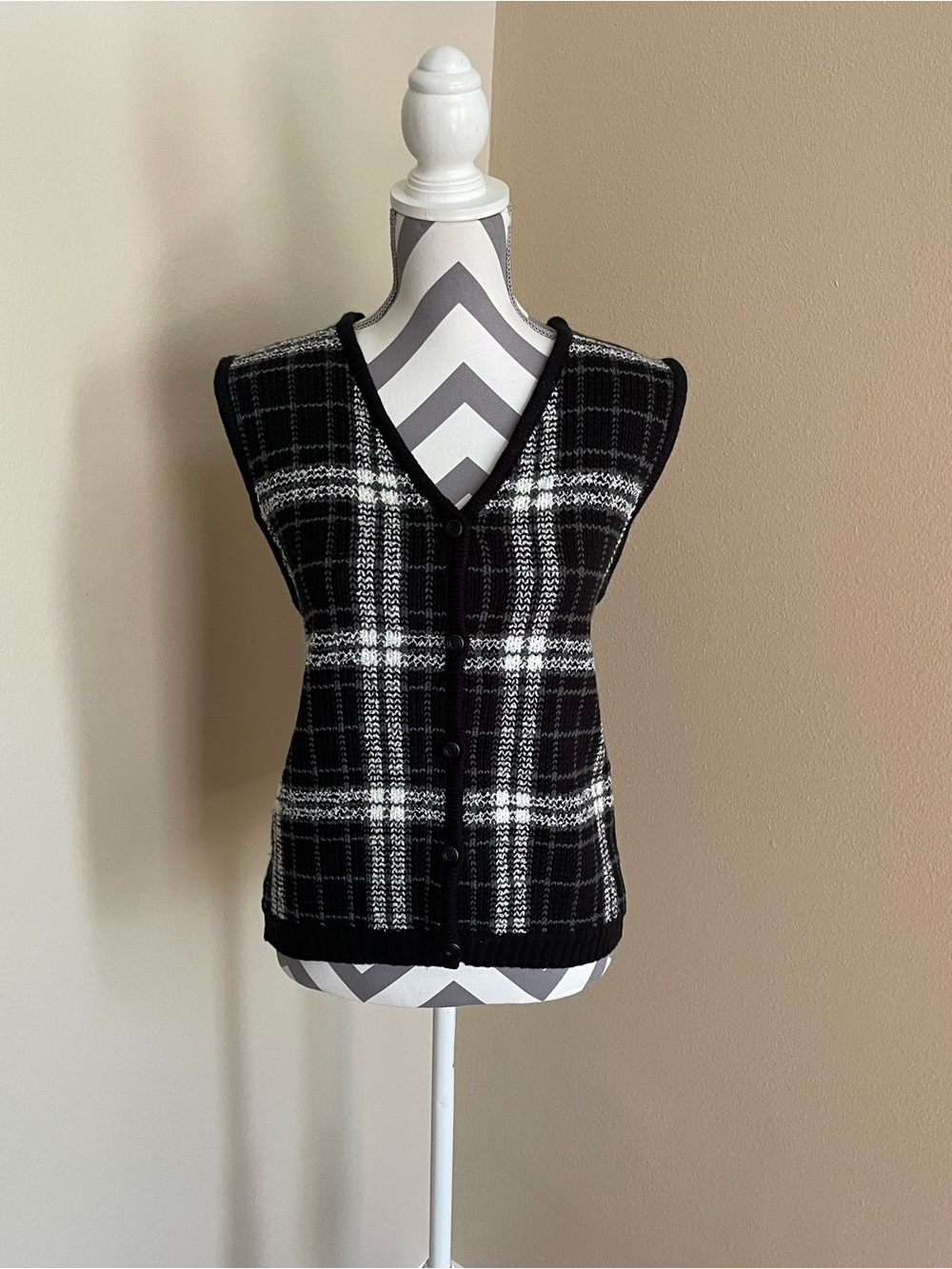 Cabin Creek Black & White Plaid Knit Button-Front Vest - Size: Small